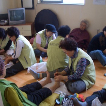 노인자원봉사대 발마사지단 활동 이미지