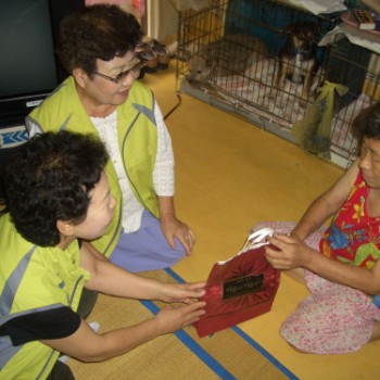 독거노인 추석명절 선물 전달 이미지