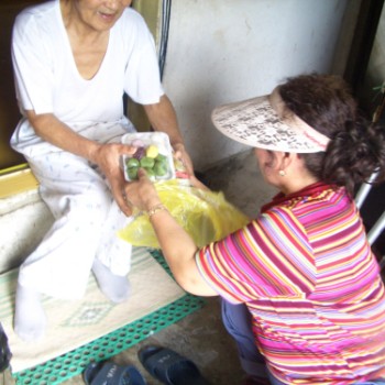 독거노인 명절음식 전달 이미지